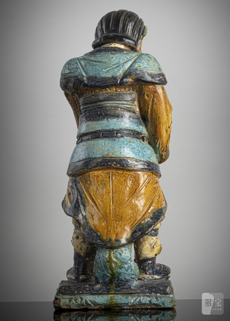 A 'fahua' ceramic figure of a lokapala leaning on a club - 图2